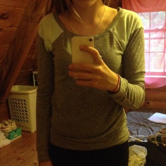 Comfy long sleeve grey top.