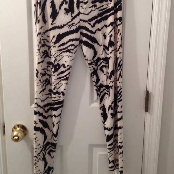 🚫gifted🚫 Tiger Striped Off White leggings - Picture 2 of 3