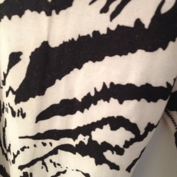 🚫gifted🚫 Tiger Striped Off White leggings - Picture 3 of 3