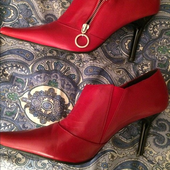 Size 9 NWT red booties