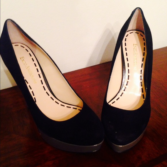 Black pumps