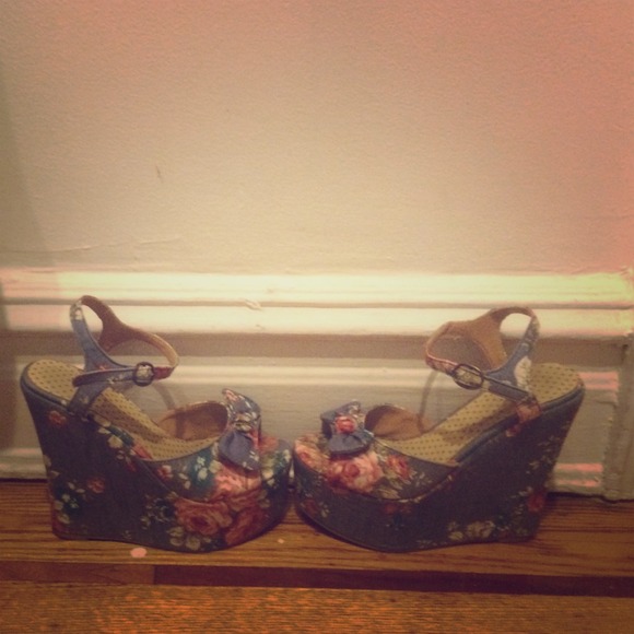 Floral wedges