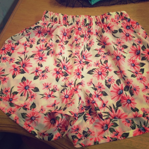 High waisted, elastic flow shorts!