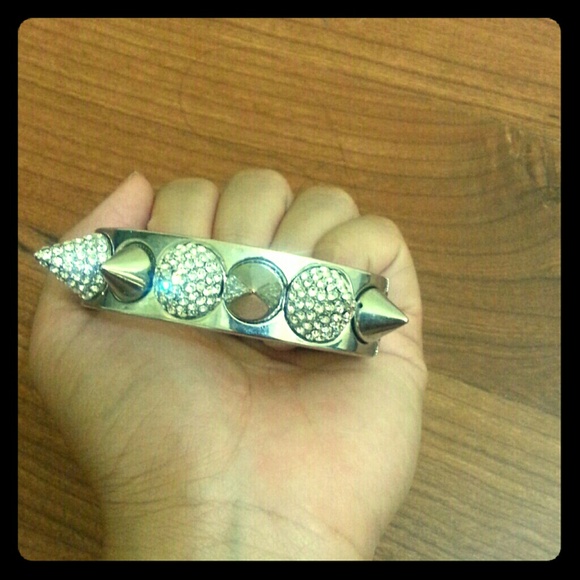 Silver bracelet.??
