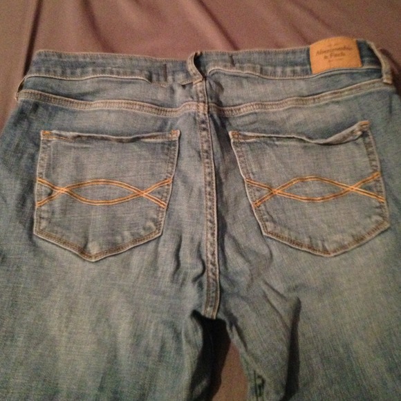 Light wash Abercrombie Jeans - Picture 2 of 3