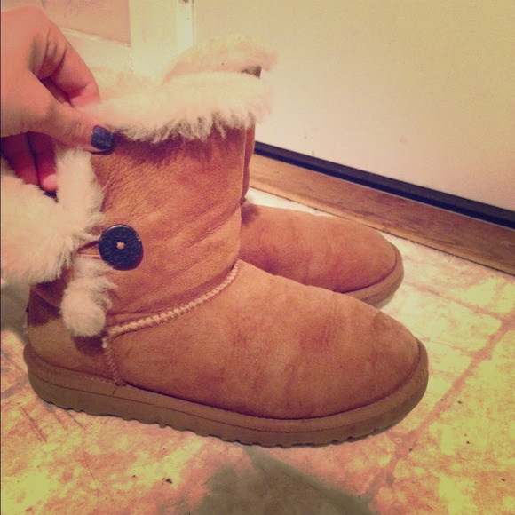 UGG Boots - Short chestnut bailey button uggs