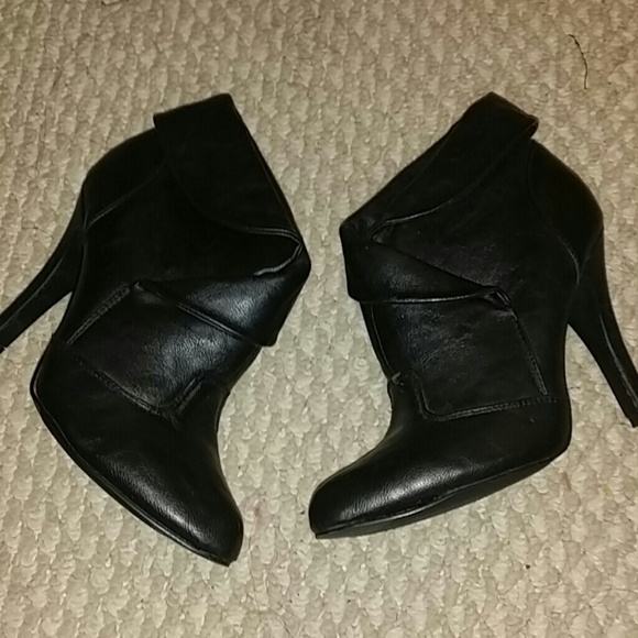 Qupid black ankle bootie boots
