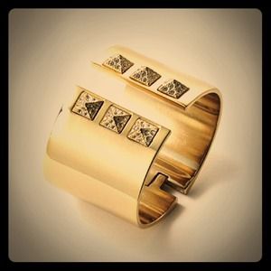 Reduced🔴NEW🌟Victoria Secret cuff very pretty