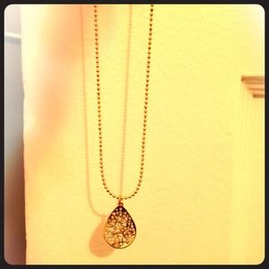 NWT Bloomingdales Pretty gold, sparkly necklace