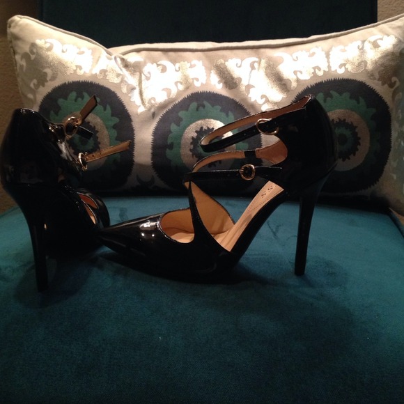 Guess patent pointy row heel
