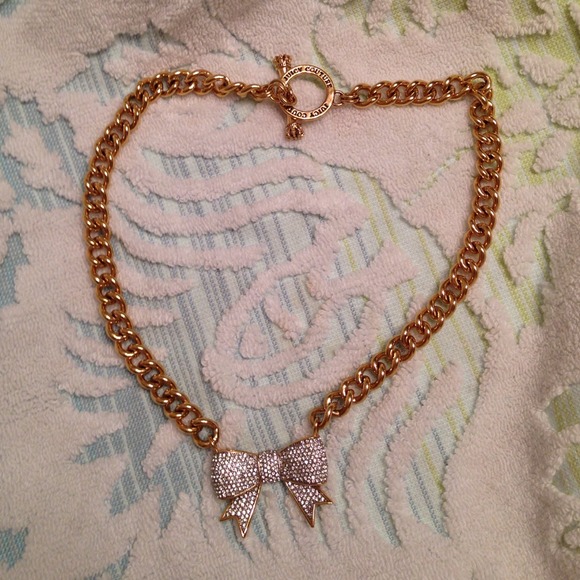 Gold juicy bow necklace