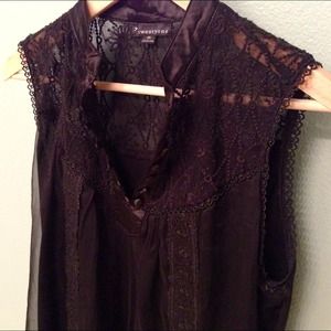 F21 Beautiful black top w/ lace accents