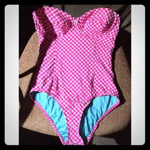 One-piece bathing suit