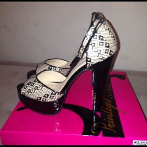 NWOB Black and Tan woven heels