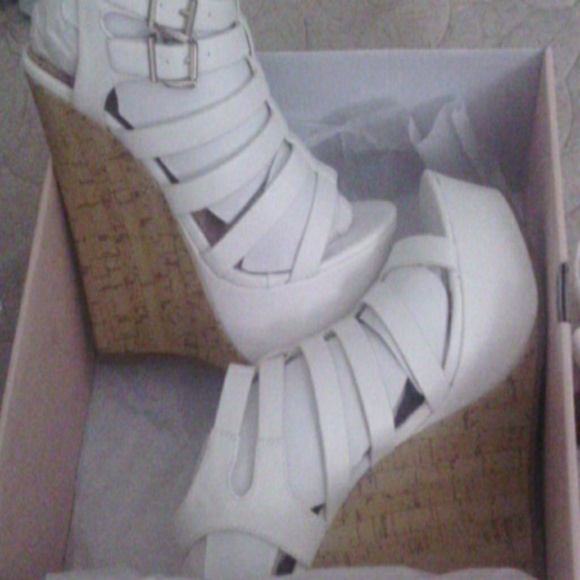 **SOLD!!!!!!** BRAND NEW Shoedazzle shoes