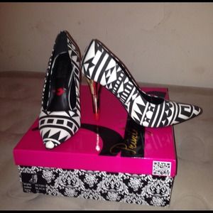 Black & white pattern printed pumps👠
