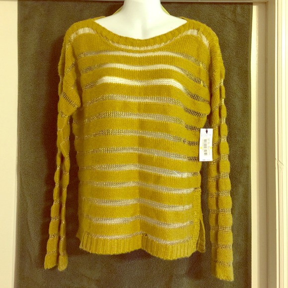 Jessica Simpson sweater