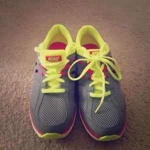 Nike Dual Fusion tennis shoes