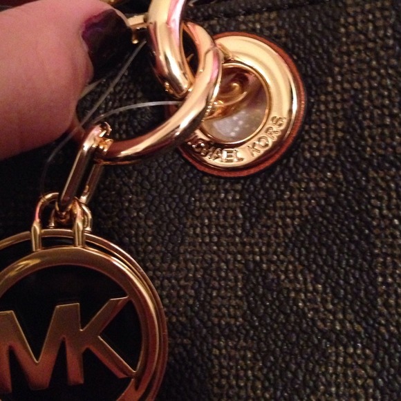 (SOLD) Michael Kors Cynthia Satchel Medium - Picture 3 of 4