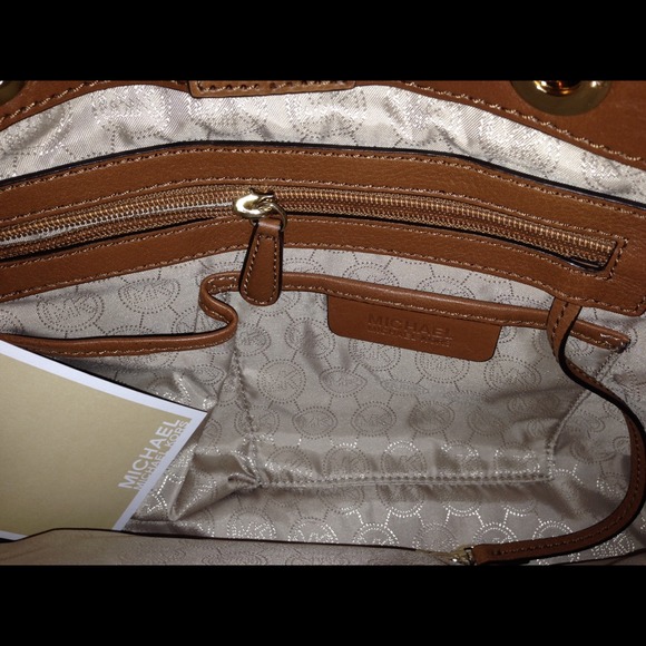(SOLD) Michael Kors Cynthia Satchel Medium - Picture 2 of 4