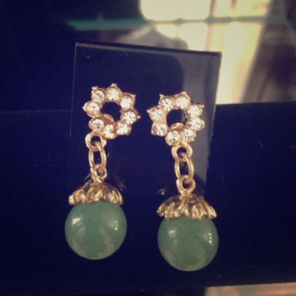 Gold and jade dangles💕