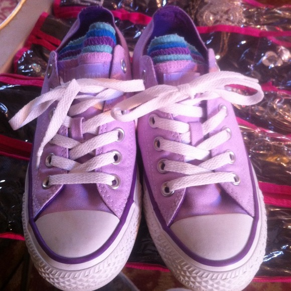 Lavender Converse canvas shoe w/multicolor tongue
