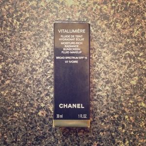Chanel Vitalumière foundation