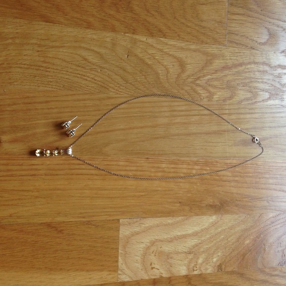 Matching necklace and earring set - Picture 2 of 3