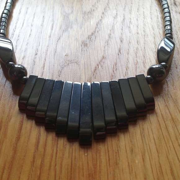 Dark grey necklace with metallic finish - Picture 2 of 2