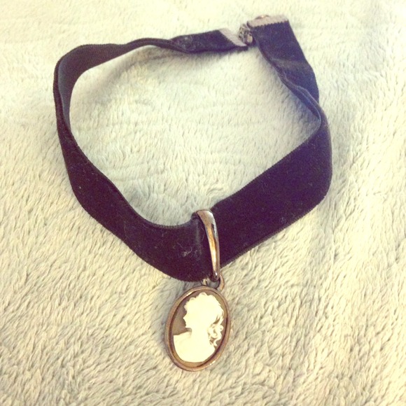 Black velvet cameo choker necklace NWOT