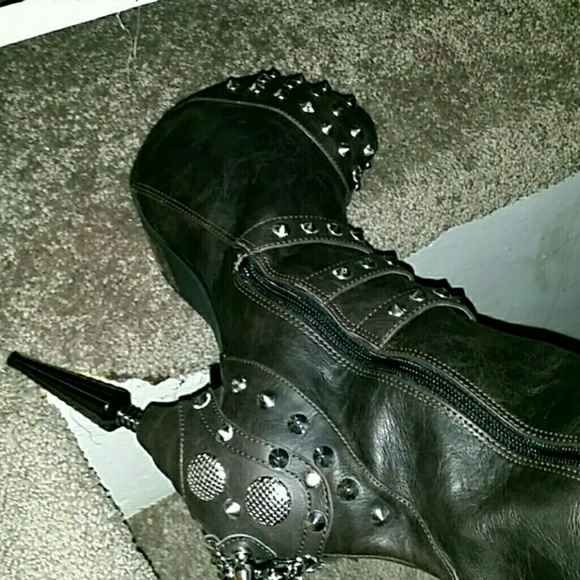 Knee High Metal Heel Boot - Picture 3 of 4