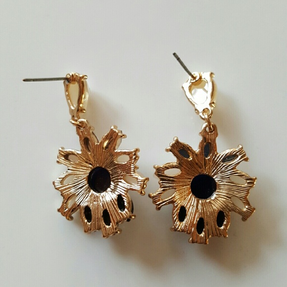 Beautiful Dainty Flower Earrings - Picture 2 of 2