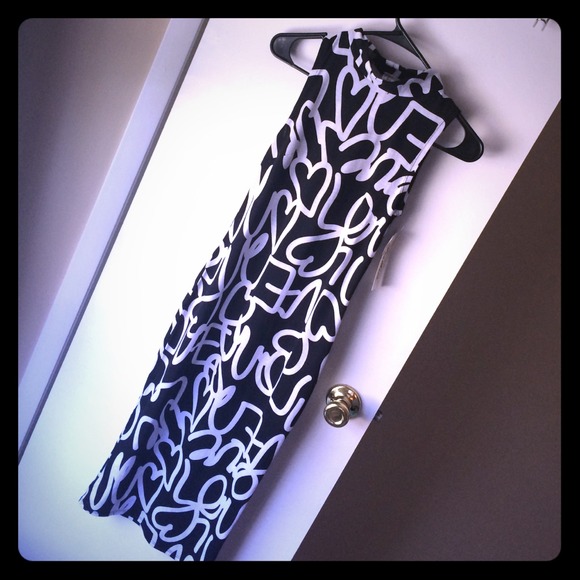 sleeveless black and white dress