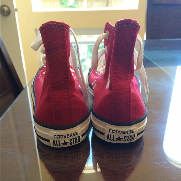 Red converse - Picture 2 of 4