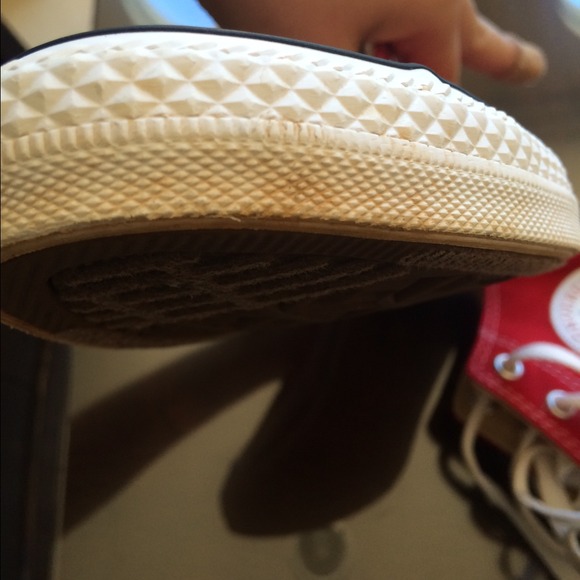 Red converse - Picture 3 of 4