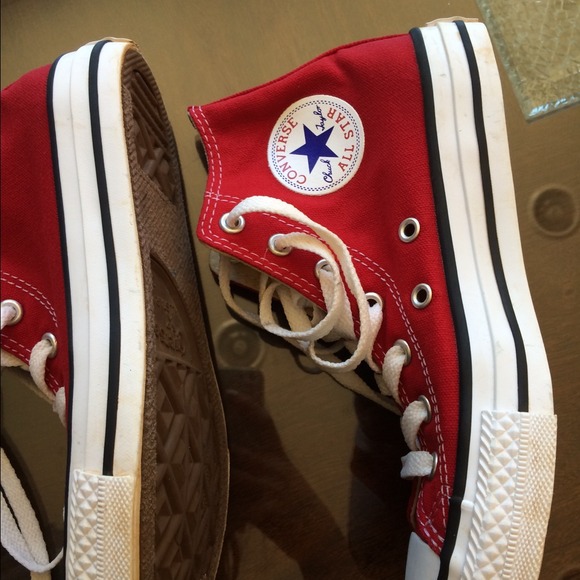 Red converse - Picture 4 of 4