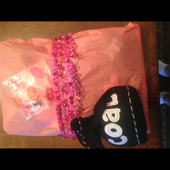 I’m not a reseller; just minimizing my closet before I eventually donate. - Picture 2 of 10