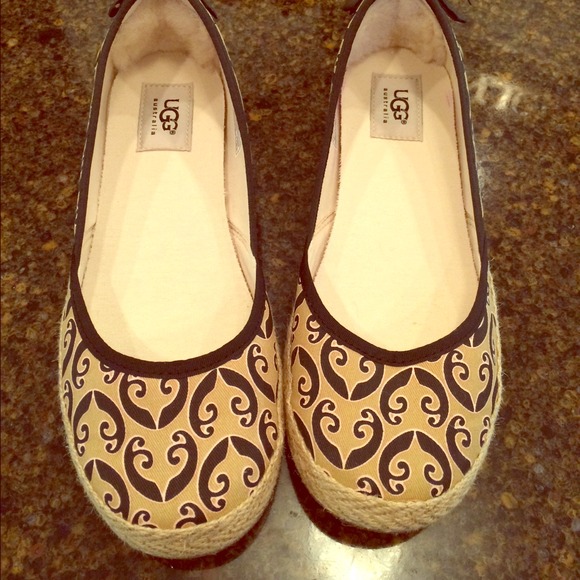 UGG AUSTRALIA FLATS WITH SHEEPSKIN & BOW THE HEEL