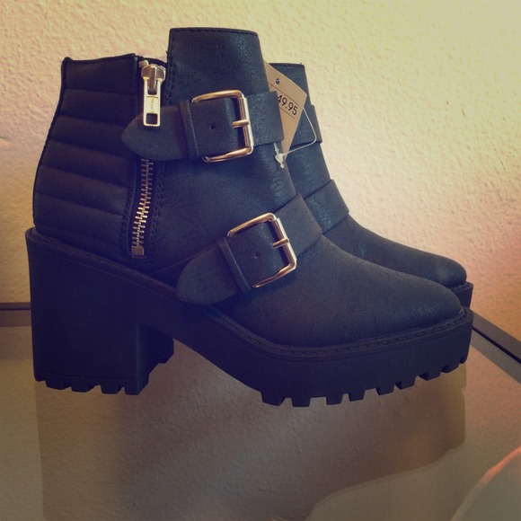 Sold @ vinted Black chunky moto boots!