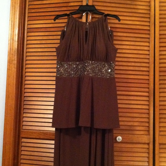 Sleeveless palazzo outfit.