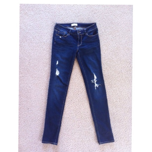 Bullhead dark wash skinny jeans w/ cute rips