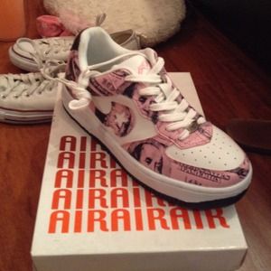 Air 100 dollar sign shoes 6.5 in men's