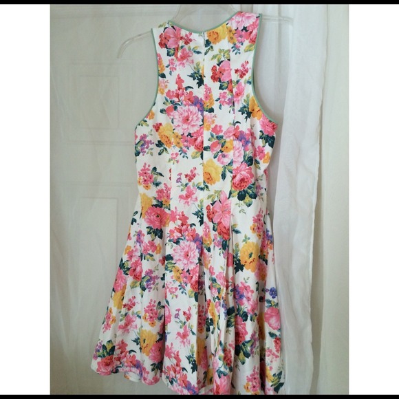 SOLD White floral pleated flower skater dress - Picture 2 of 4