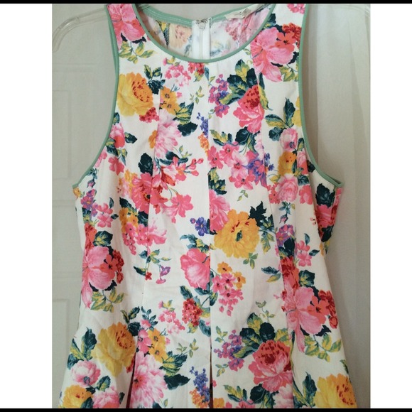 SOLD White floral pleated flower skater dress - Picture 3 of 4