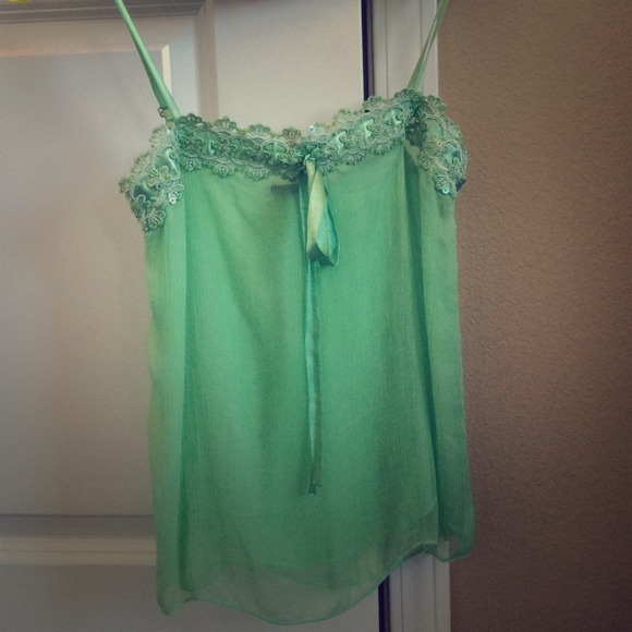 NWT pale green Guess top. - Picture 1 of 4