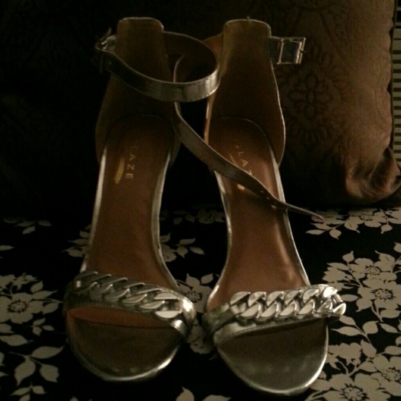 Sandals - Picture 2 of 4