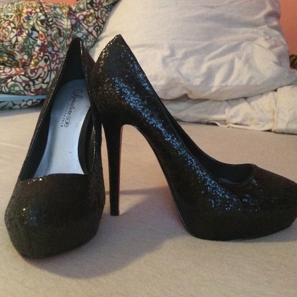 PRICE REDUCED! ✨ Sparkly black pumps!