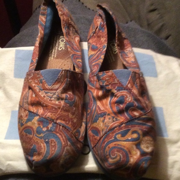 Tom's rusty orange and blue shoes