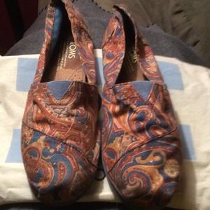 Tom's rusty orange and blue shoes