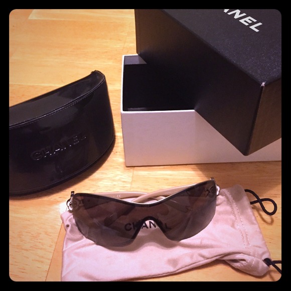 NEW Chanel camellia sunglasses